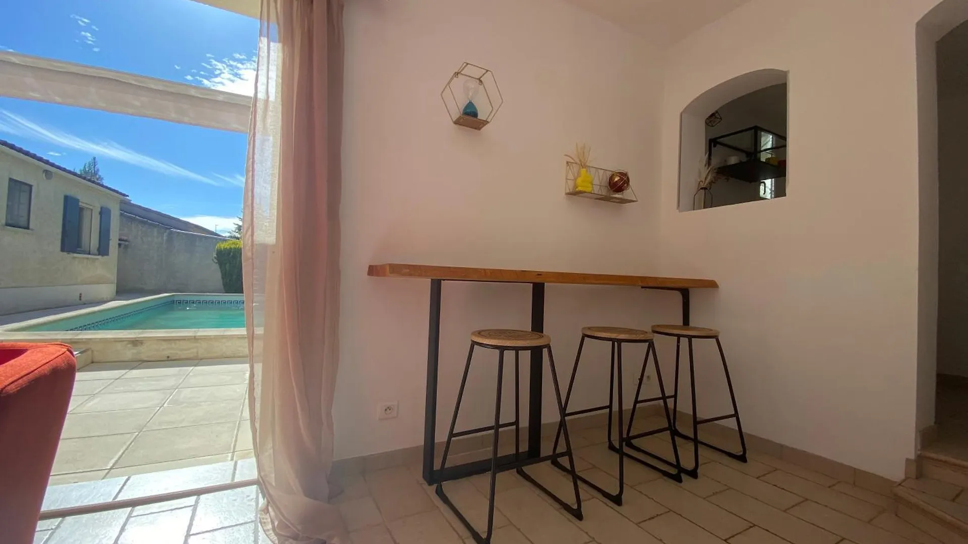 La Maison En Couleurs A 10 Min D'Avignon,3 Etoiles Веден