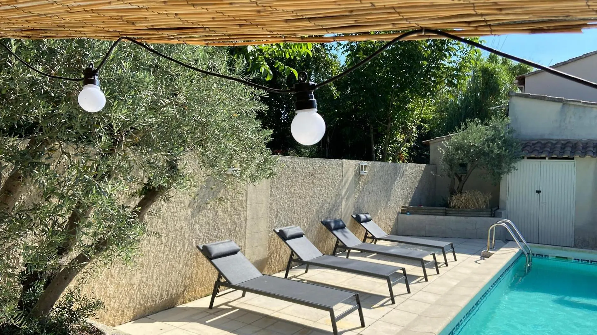 La Maison En Couleurs A 10 Min D'Avignon,3 Etoiles Веден
